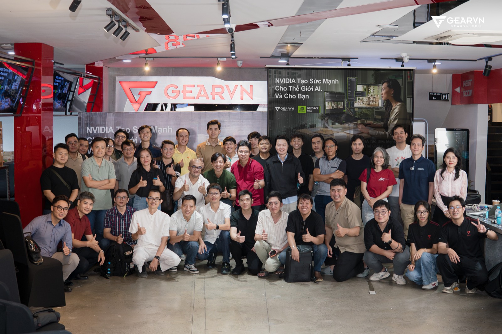 Khách mời ở lại chụp ảnh chung cuối buổi — sự kiện AI của GEARVN ngày 24.07.2026