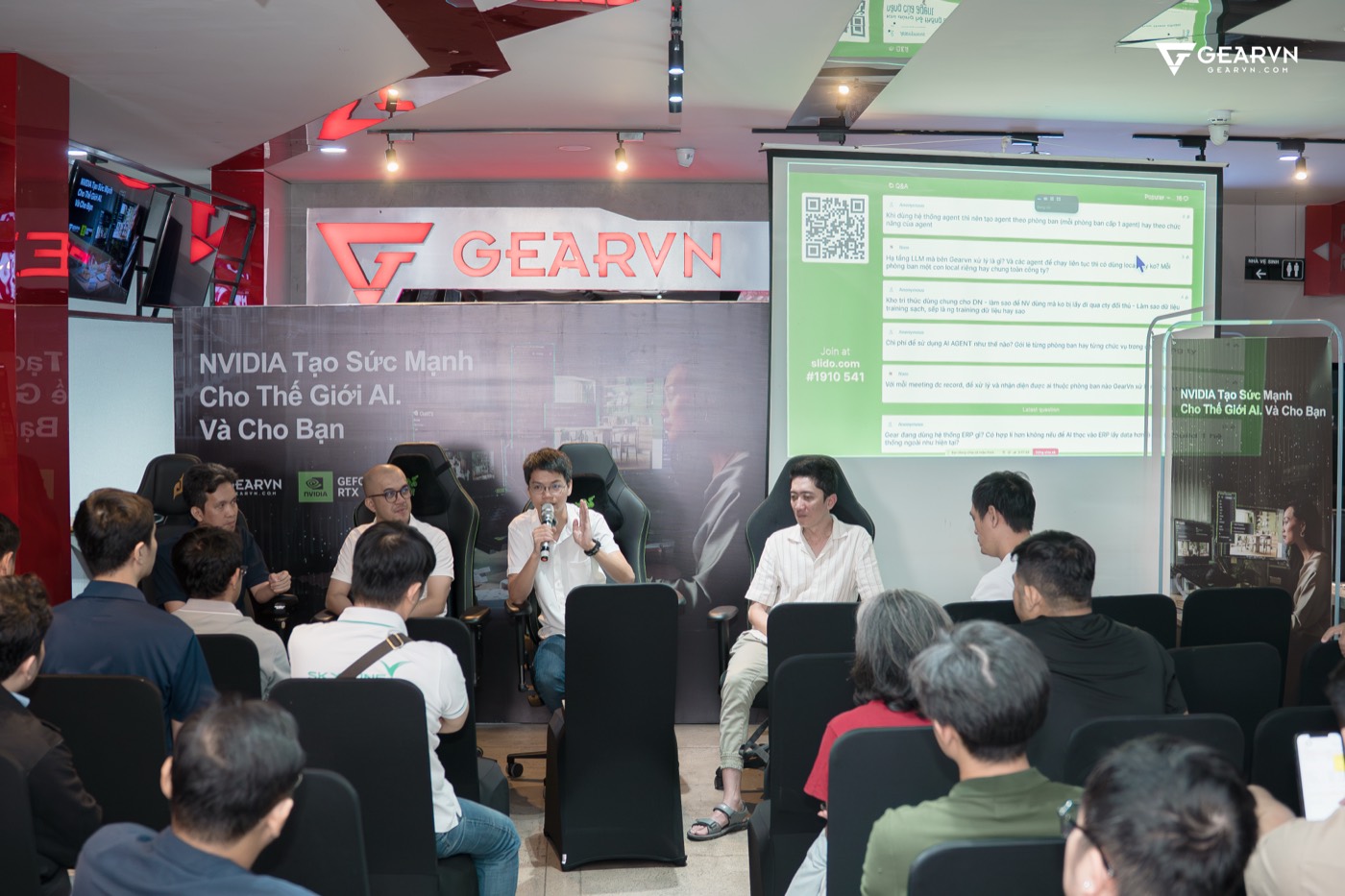 Panel mở, khán giả ngồi sát sân khấu — sự kiện AI của GEARVN ngày 24.07.2026